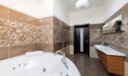 Bagno contemporaneo e case al mare: come progettare una doccia pratica, luminosa e resistente