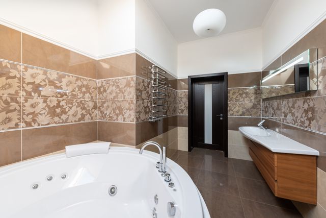 Bagno contemporaneo e case al mare: come progettare una doccia pratica, luminosa e resistente